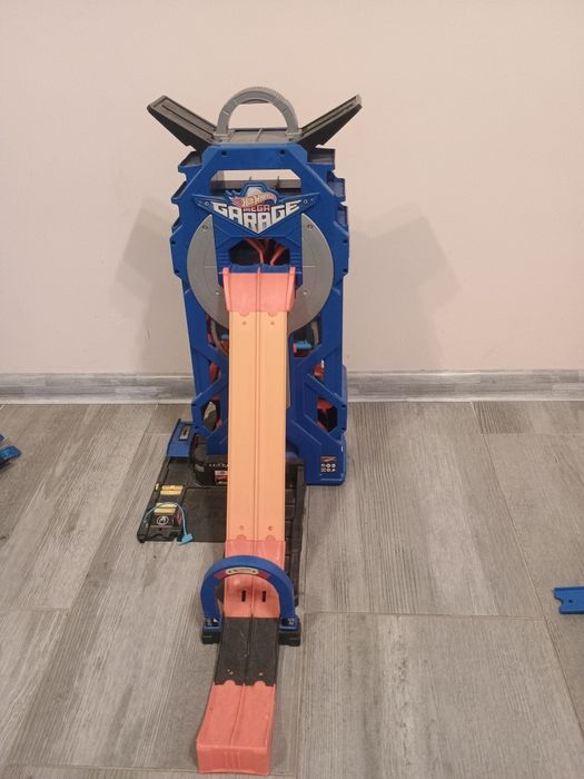 Hot wheels mega zestaw tory garaż pętle boostery samochody autka