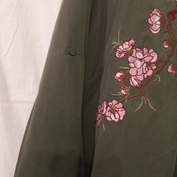 Camisa verde com bordados nas costas Tam L