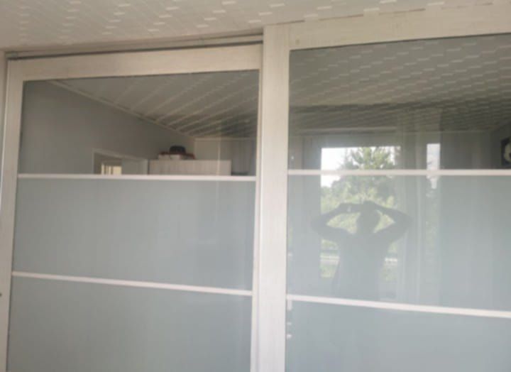 Drzwi przesuwne szklane ścianka działowa szklana ściana przesuwna