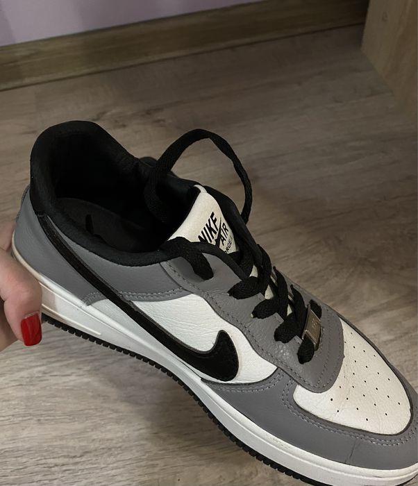 Продам кросівки Nike у 40 розмірі ( підійдуть й на 39 )