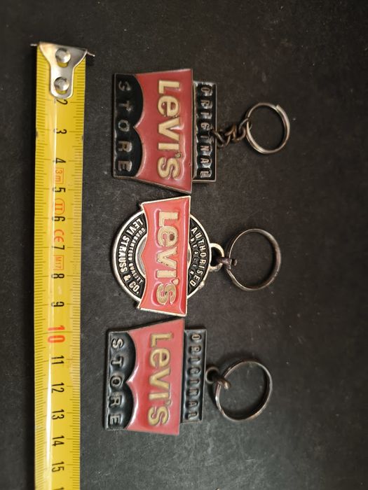 Porta-chaves Levi's Original Store.
Conjunto de três porta-chaves da L