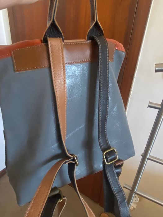 Mochila em pele, excelente qualidade. Medida 34cmx30cm