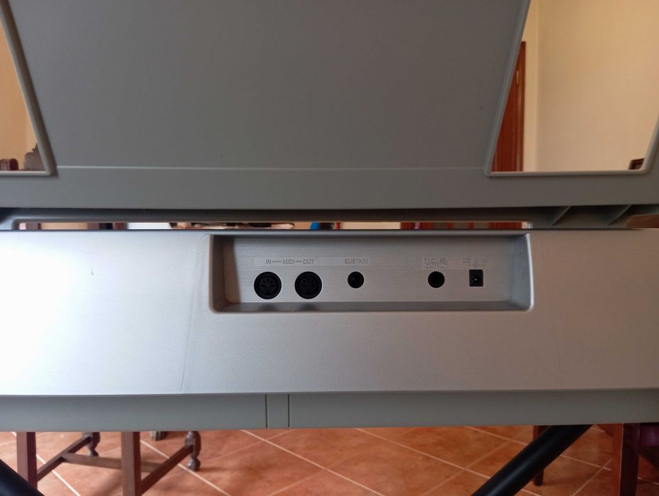 Orgão Yamaha Portable Grand DGX 200 com suporte X, estante e livro.