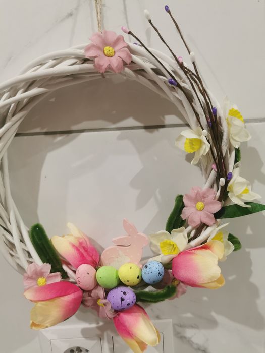 Nowy wieniec wielkanocny na drzwi