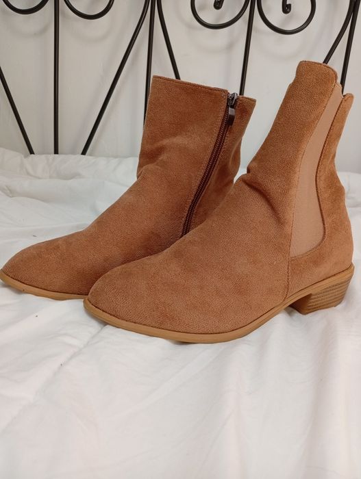 Botins Chelsea Camurça Castanho Claro