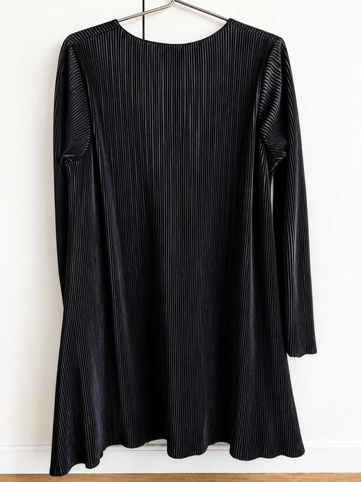 Vestido Preto Plissado - ZARA