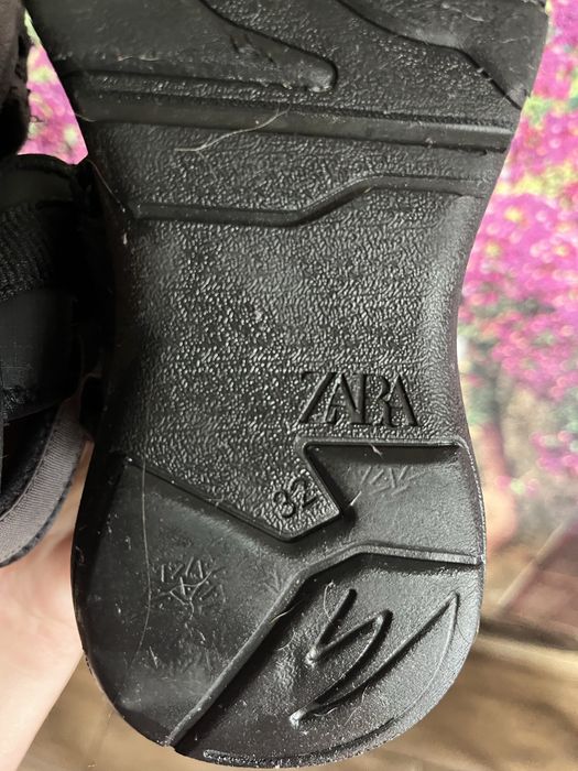 Продам   Дитячі босоніжки  ZARA