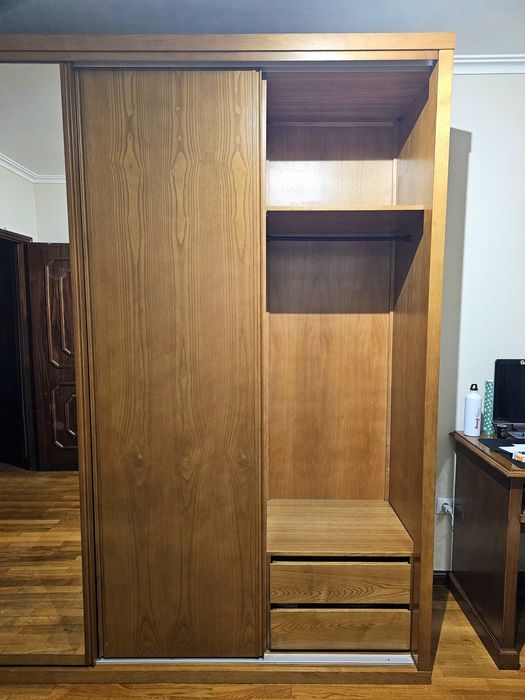 Roupeiro com espelho