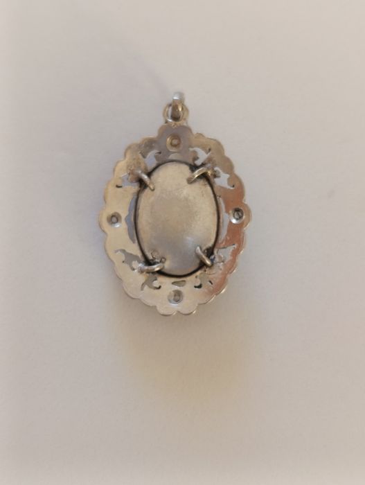 Antiga medalha em prata com camafeu