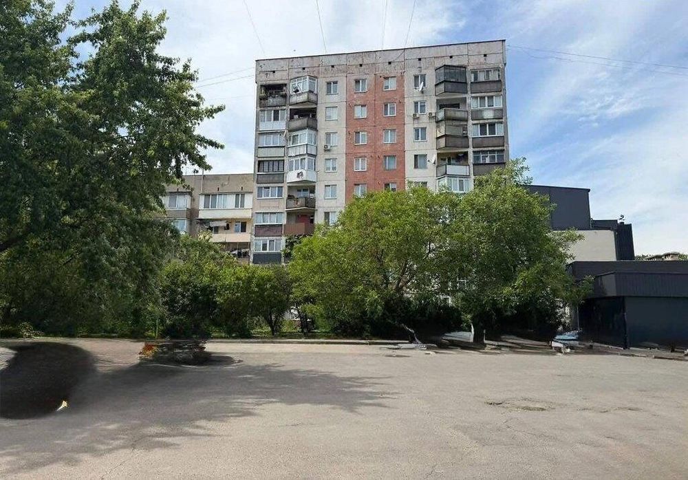 3-к, Грушевського вул., 74, П'яний базар