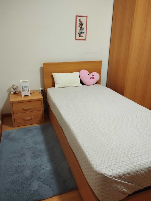 Cama de Solteiro com Arrumação, Colchão e Mesa de Cabeceira