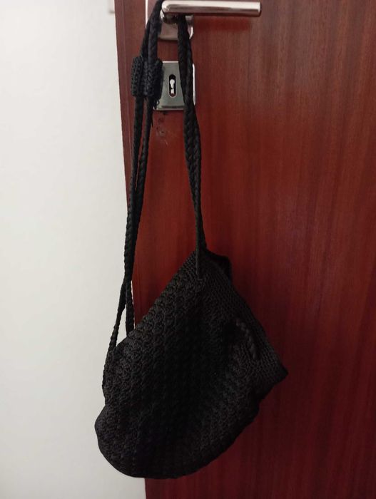 Mochila preta de crochet
