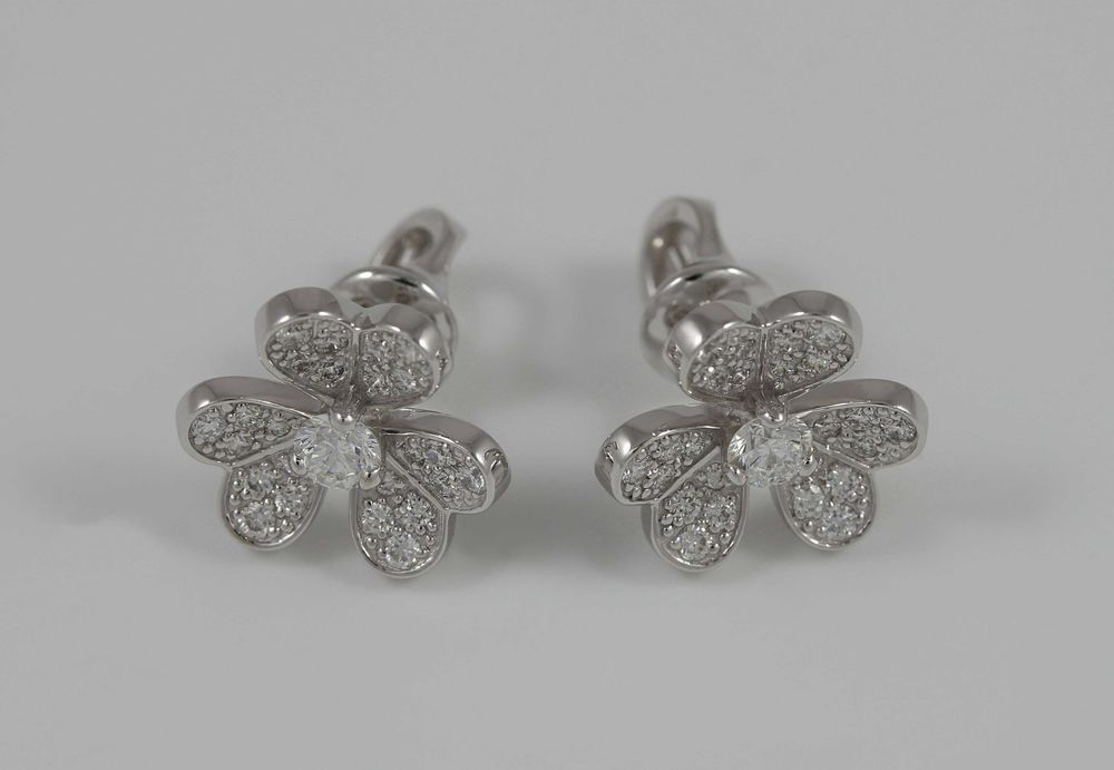 Золотые серьги-пуссеты с бриллиантами в стиле Van Cleef
