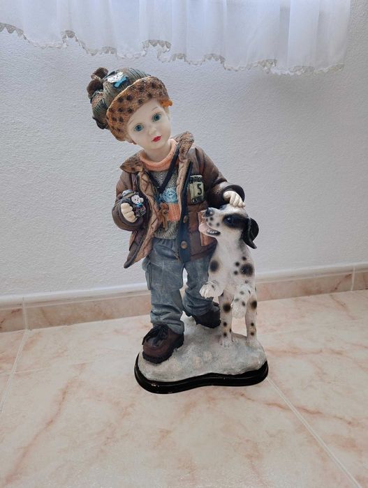 Par de estatuetas com crianças e o seu cão
