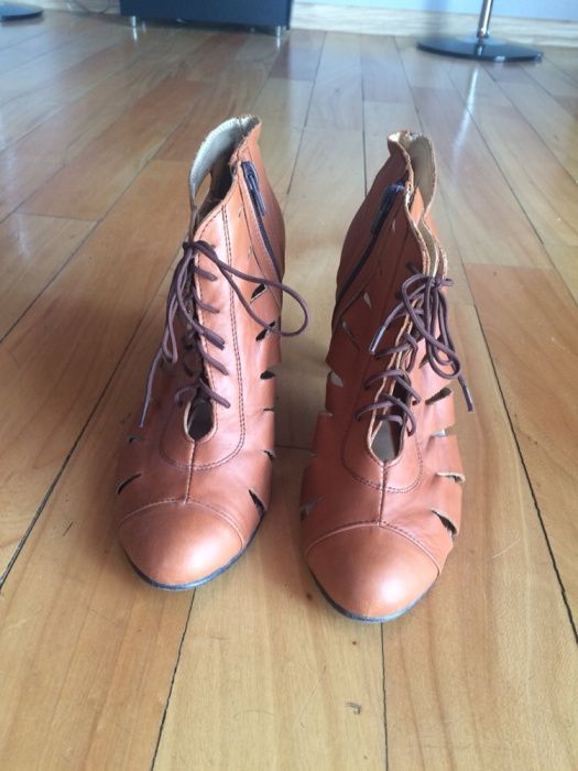 Sandały skórzane na obcasie 38