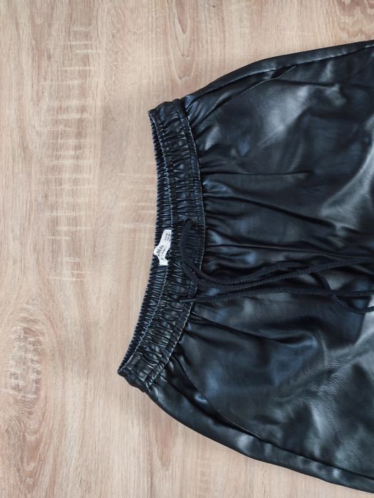 Spodnie z imitacji skóry Pull&Bear