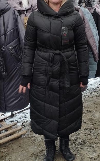Довга зимова куртка.