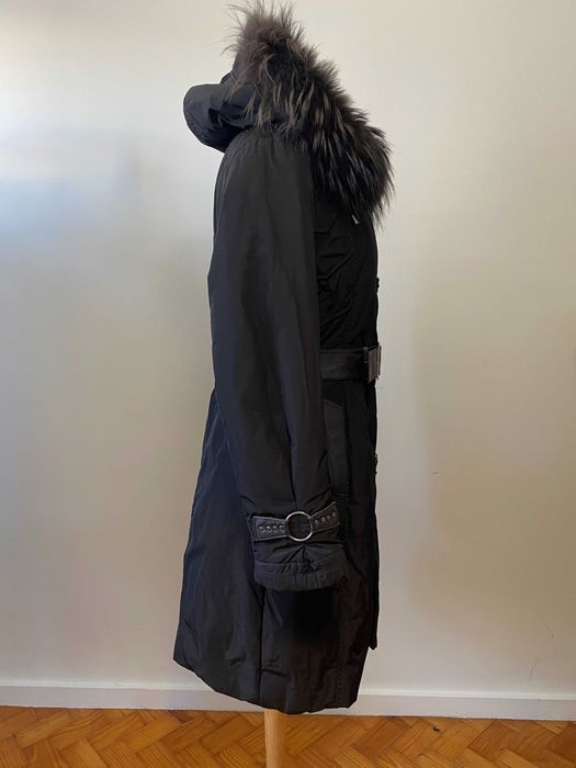 Casaco preto com gola de raposa