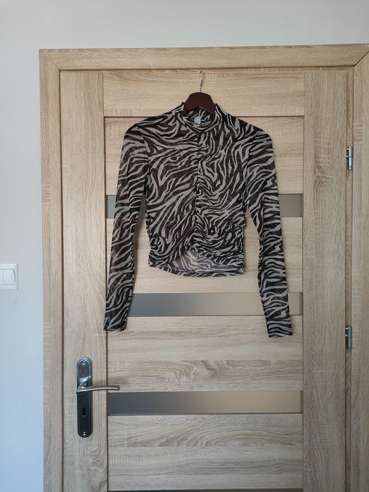 Damska krótka prześwitująca bluzka na długi rękaw w motyw zebry z marszczeniem z przodu