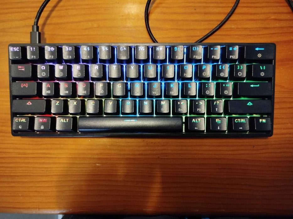 Teclado gamer GK61 mecânico Yellow switch