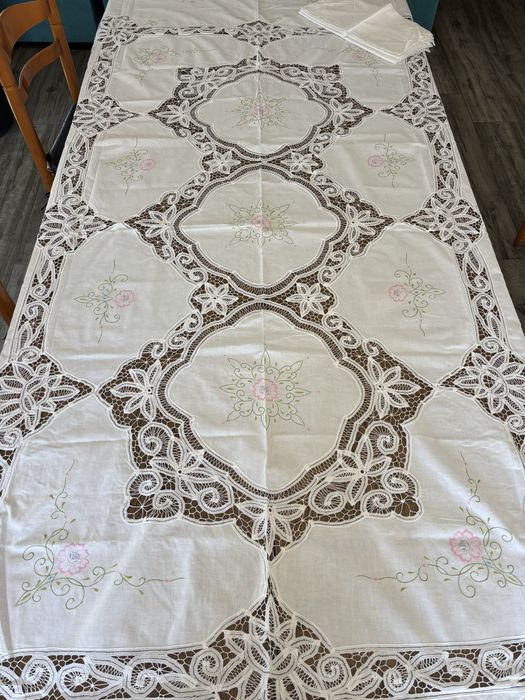 Toalha de mesa com renda de Bruxelas e bordado manual 250x170