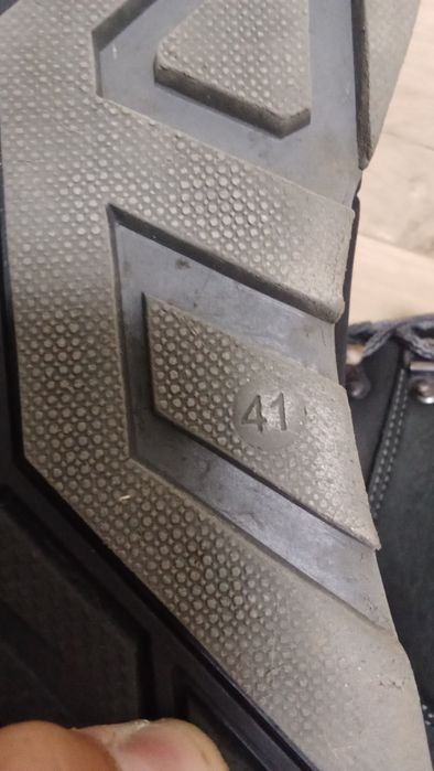 продам ботинки черние