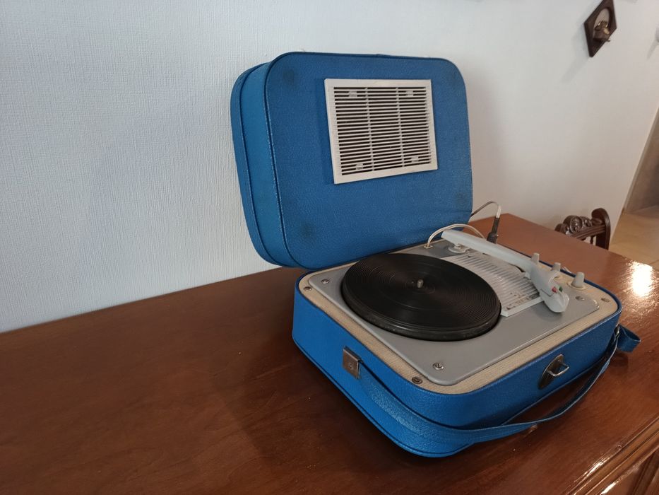 Stary sprawny gramofon