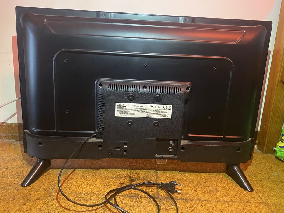 Televisão LED Electronia 32’’ com comando
