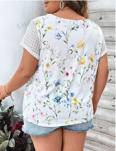 Blusa com renda e padrões florais tamanho xl