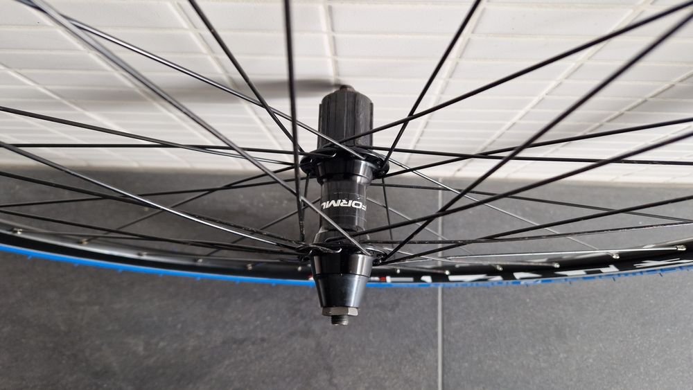 Roda com pneu especial para rolo