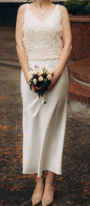 Топ з трояндами молочний