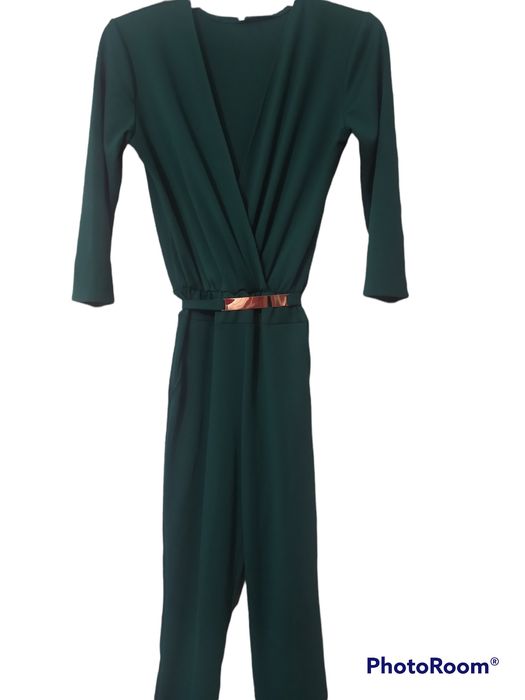 Женский трикотажный комбенезон с глубоким декольте