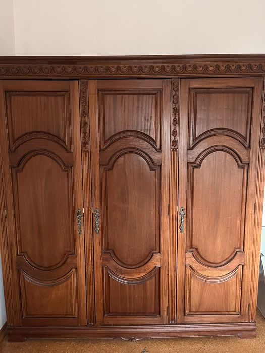 Conjunto de quarto clássico em madeira – cama, roupeiro e escrivaninha