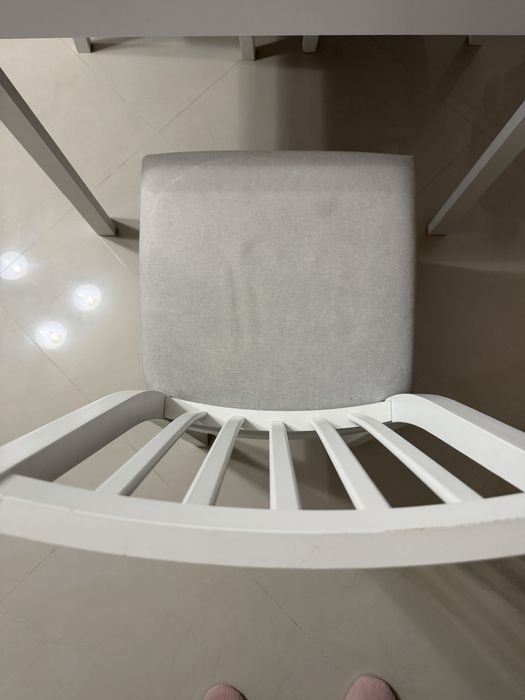 Mesa branca extensivel com 6 cadeiras