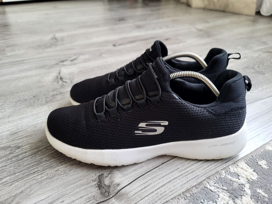 продам фірмові кросівки Skechers Dynamight