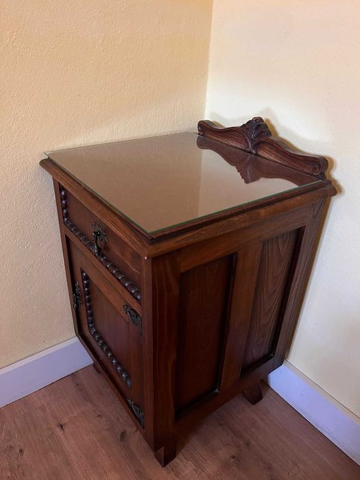 2 mesas de cabeceira e 1 cómoda com 4 gavetas