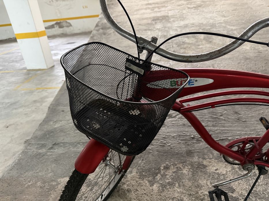 Bicicleta vermelha com cesto