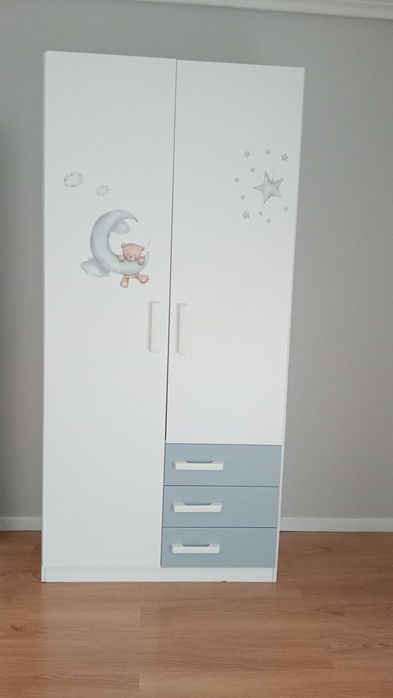 Roupeiro 2 portas e 3 gavetas