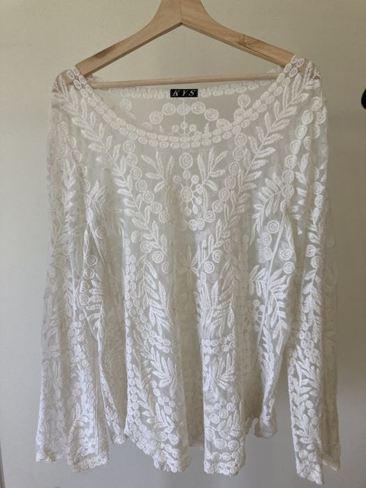 Blusa branca de renda