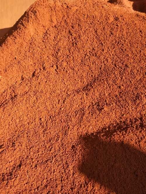 Mączka ceglana - nawierzchnia kortów tenisowych i bieżni.