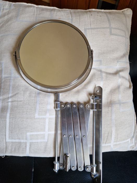 Espelho de aumentar e movivel.