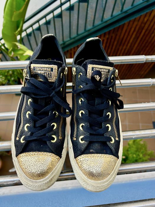 Tenis Converse All Star pretas com detalhes dourados