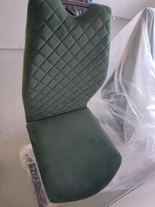 Nowe krzesła do salonu,jadalni zielone tapicerowane