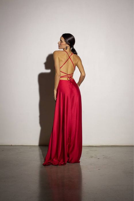 Нереальное красное платье в пол