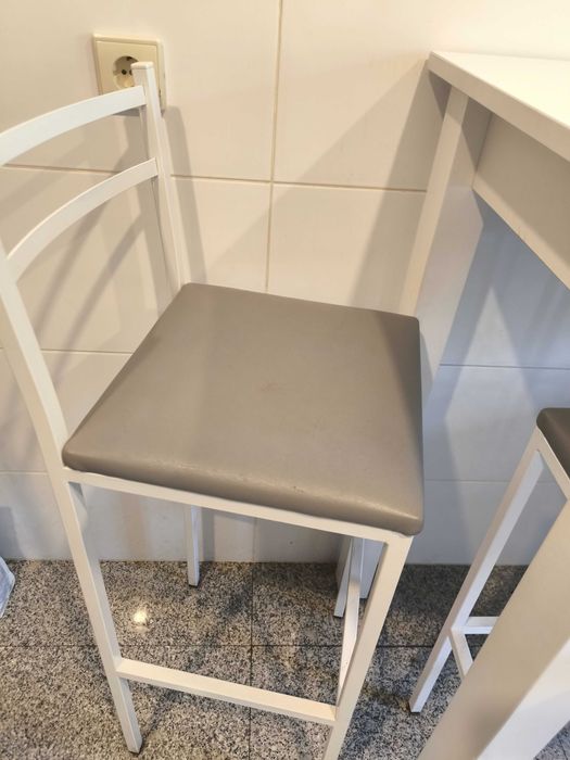 Mesa alta + 4 cadeiras