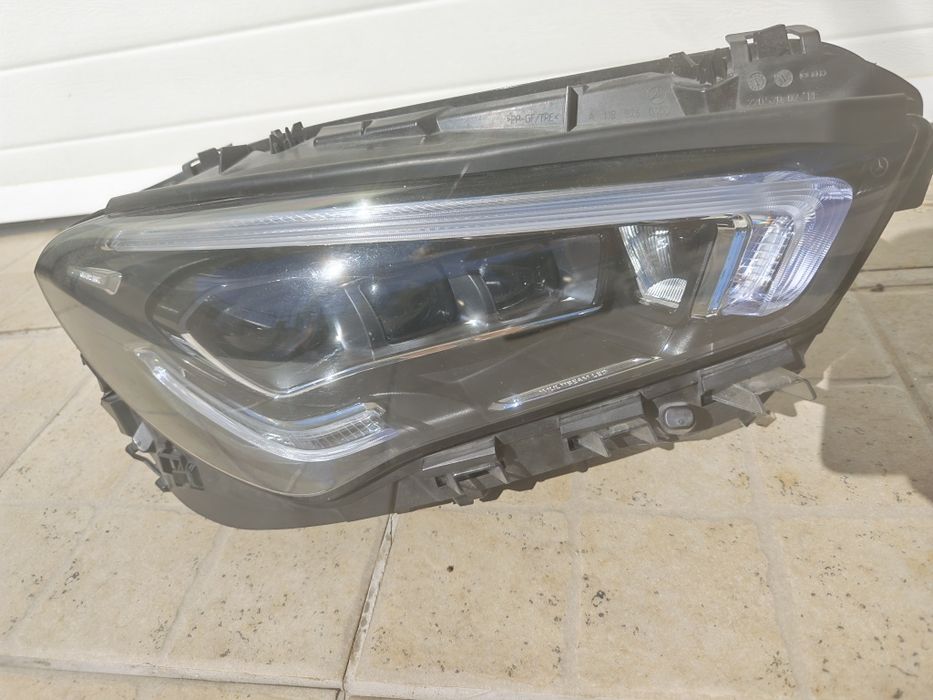 Farol Mercedes cla w118