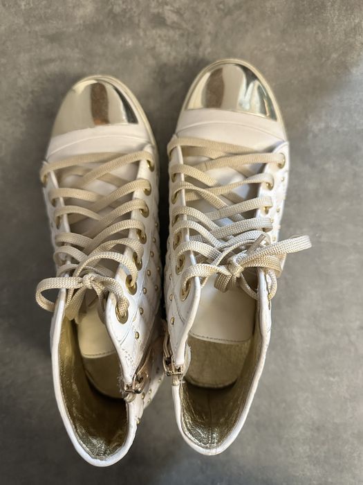 Кеди білого кольору з золотими металевими вставками