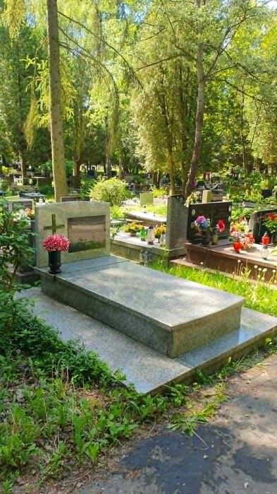 granitowy grobowiec Kraków Prądnik Czerwony - Batowice przy kaplicy ekumenicznej – pohled 2