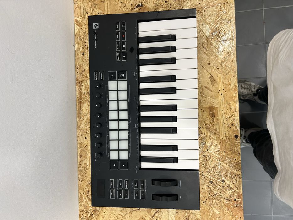Teclado Controlador MIDI Novation Launchkey MK3