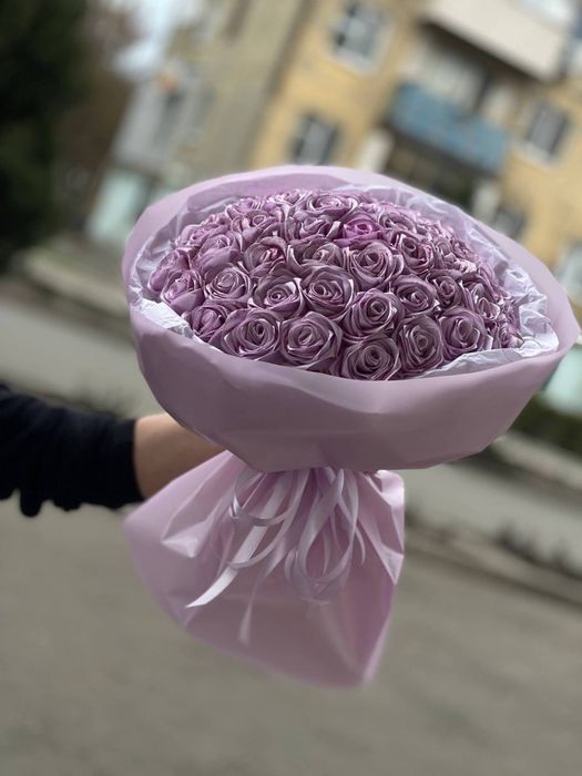 Букет 51 атласна троянда в світло фіолетовому кольорі